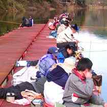 円良田湖　桟橋釣りの写真